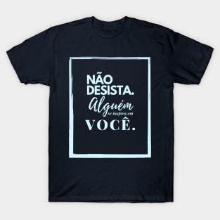 Não desista. alguém se inspira em você. T-Shirt